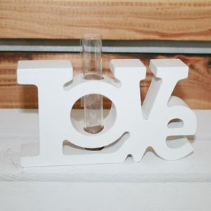 Schriftzug LOVE mit Reagenzglas