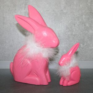 Hase mit Federn pink