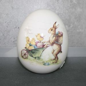 Ei stehend  Hase mit Schubkarre