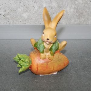 Hase mit Karotte   