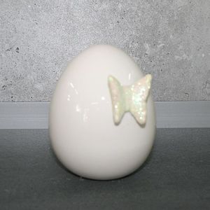 Ei mit Schmetterling